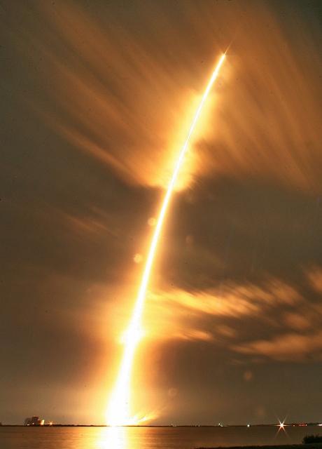 A SpaceX Falcon 9 blasts off launchPad 40 in Cape Canaveral, Fla., early Saturday, Jan. 10, 2015. (Red Huber/Orlando Sentinel/TNS)