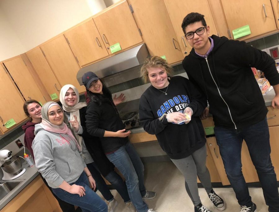 Language Buddies and ELL students gather in the Green Wave Cafe kitchen on  Dec. 10. for breakfast. Featured in this photo are Shaam Nasser, Brooke Callanan, Miryam Naidjate, Vianne Shao, Mikayla Littman, and Yousef Elhannawi 