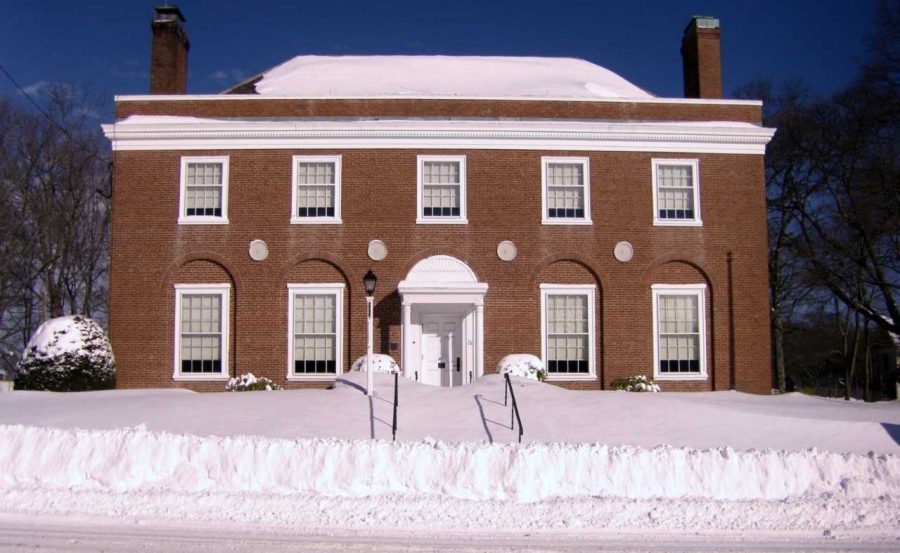 Dyer Memorial Library n Abington, Massachusetts under the Snow i